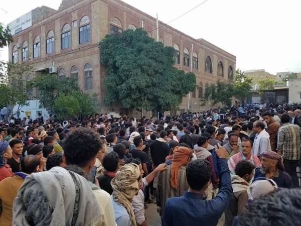 سماسرة الـ500 السعودي.. محافظ تعز يوجه بتعليق عمل مصلحة الهجرة والجوازات