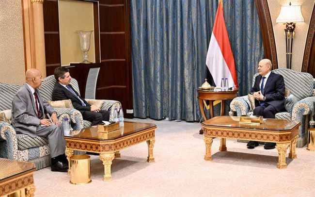 العليمي للسفير الأمريكي: تراخ المجتمع الدولي شجع الحوثي على التمادي في تهديداته للسلم والامن الدوليين
