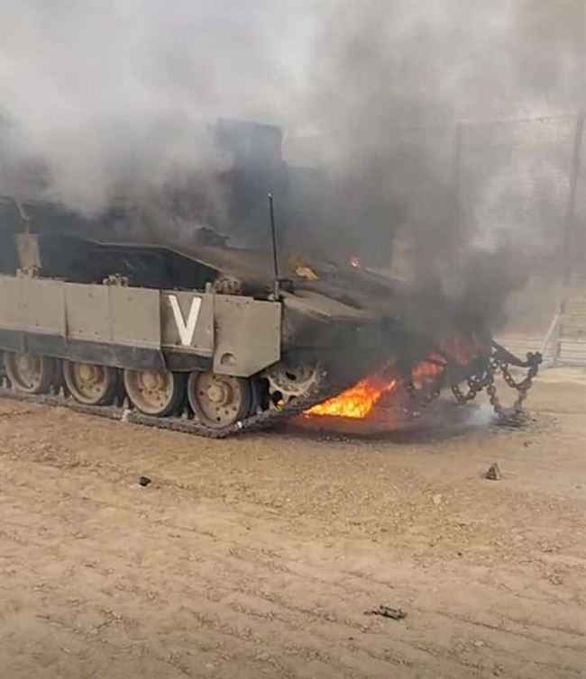 شاهد فيديوهات وصور.. السيطرة على دبابات وآليات عسكرية إسرائيلية في غلاف غزة