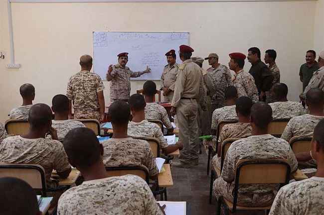 وزير الدفاع يتابع العملية التعليمية بالكلية العسكرية في عدن