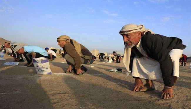 بعد نهب مرتباتهم.. الحوثي يدفع الموظفين إلى خدمات السكان