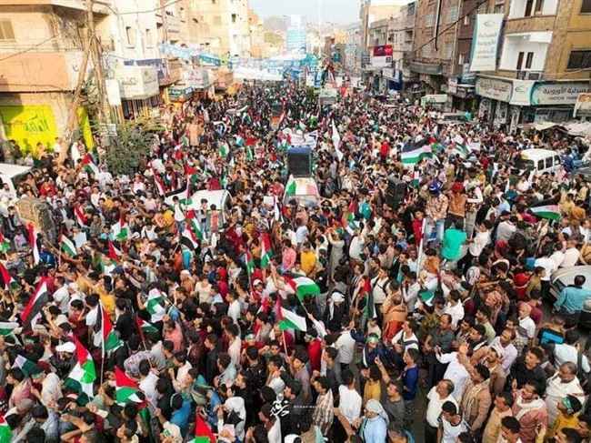 الآلاف اليمنيين يحتشدون لمحاكمة قادة الاحتلال الإسرائيلي بجرائم الحرب والابادة الجماعية