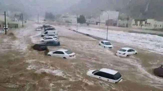 وفاة أسرة كاملة بسبب الفيضانات الناجمة عن إعصار تيج بالمهرة