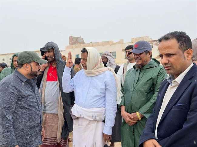 محافظ المهرة يوجه بسرعة فتح الطرقات والشوارع بعد إعصار "تيج"