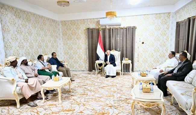 العليمي يشيد بإنسانية أبناء حضرموت مع المنكوبين في المهرة