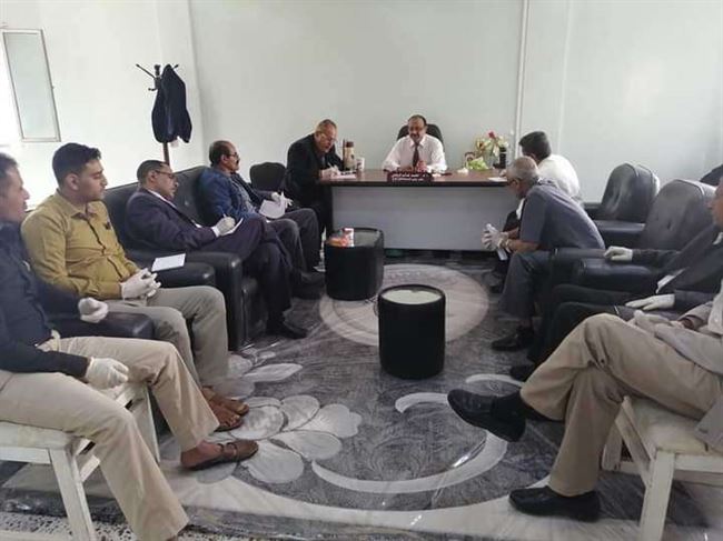 ضابط مقرب من القيادي الإخواني حمود المخلافي يقتحم بالرشاش مبنى جامعة تعز بالتربة