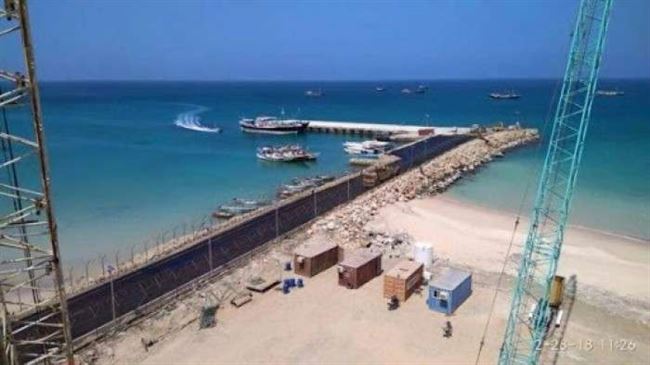 بدء عملية تفريغ شحنة وقود بميناء سقطرى