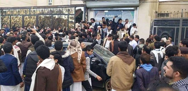 بالصور والفيديو .. حفل زفاف يوتيوبر يتحول إلى تظاهرة شعبية في ميدان عام بصنعاء 