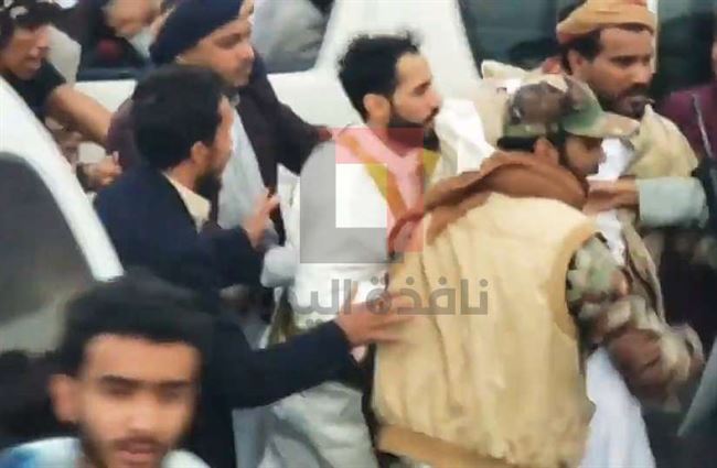 شاهد لحظة اخراج مصطفى المومري من ميدان السبعين بصنعاء على متن طقم حوثي قبل إلغاء زفافه.. فيديو