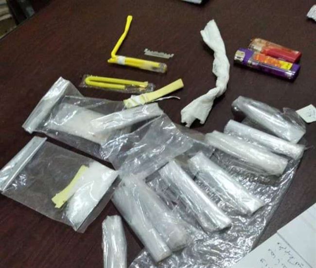 الأجهزة الأمنية تلقي القبض على مروجي مخدرات بالمكلا
