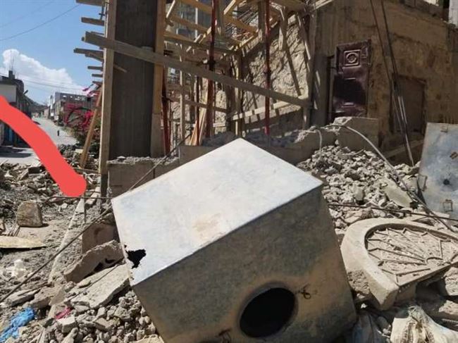 بالصور.. إخوان تعز يهدمون منزل مواطن ويلقون به في السجن