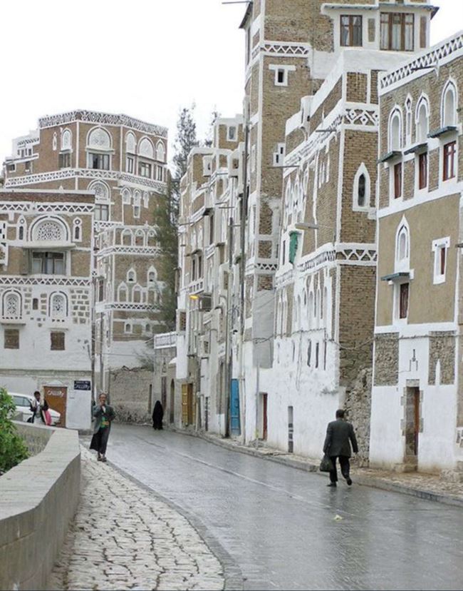مسلحو المشرف في صنعاء يغتالون طبيب أمام أسرته.. تفاصيل وصورة