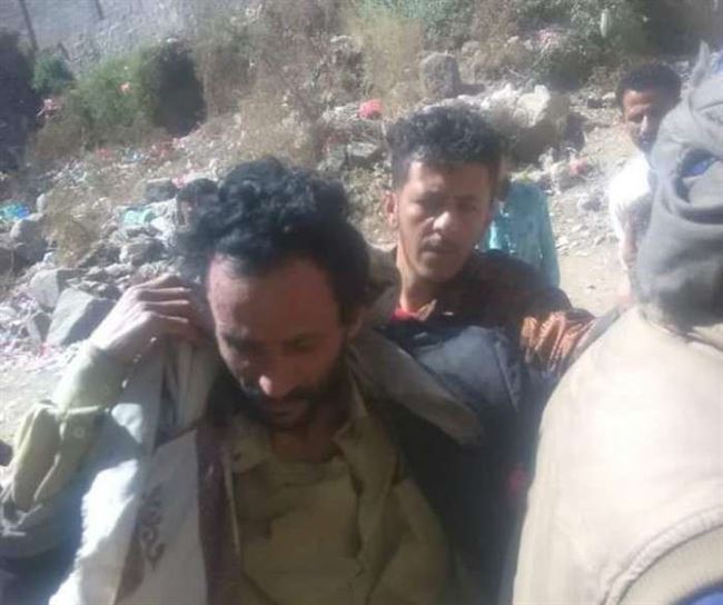 شاهد.. مواطنون يحبطون محاولة إختطاف طفلة أخفاها الخاطف بشوالة في إب