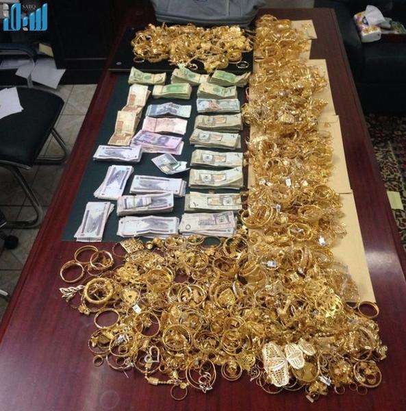 بينهم نساء.. القبض على أربعة يمنيين بحوزتهم ذهب قدر بـ "200" الف ريال سعودي