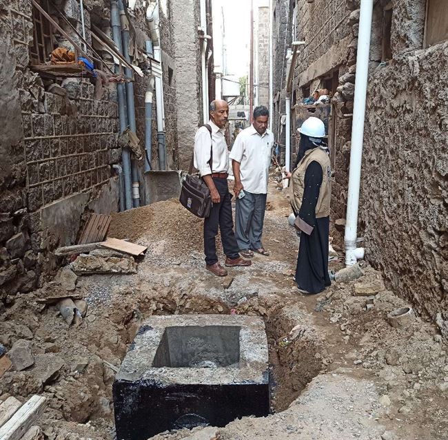 عدن .. مدير صيرة يتفقد سير عمل مشروع تأهيل الممرات الخلفية