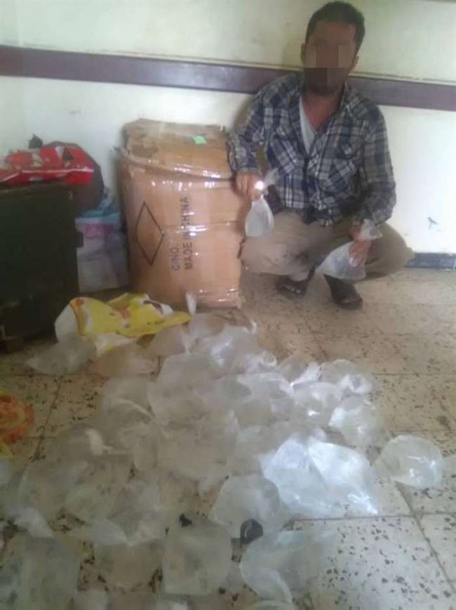 شاهد.. الأجهزة الأمنية تطيح ببائع خمور متلبس في عدن
