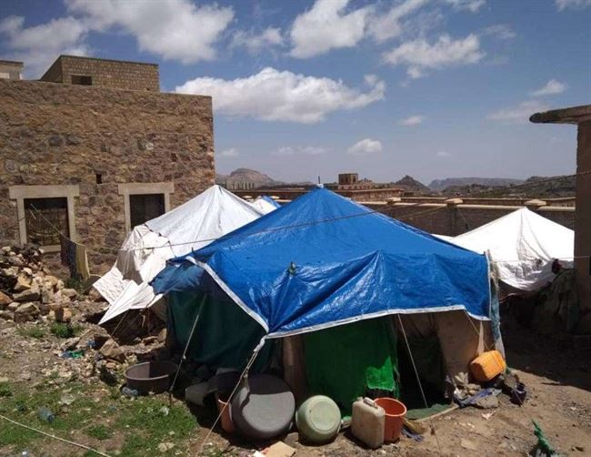 مسلحون يقتحمون مخيم للنازحين ويعتدون على النساء في التربة بتعز 