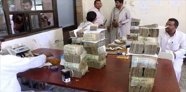 هبوط مستمر دون توقف.. الدولار يقترب من حاجز 1500 ريال يمني