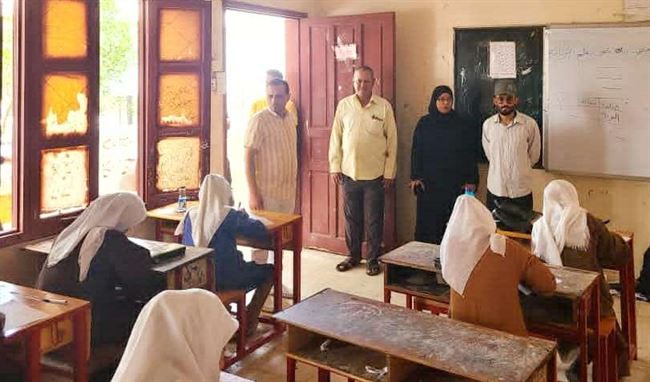 محلي صيرة يتابع سير العملية الاختبارية في مدارس المديرية