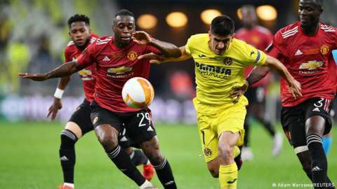 مانشستر يونايتد يحقق فوزاً ثميناً على فياريال ويتأهل إلى دور 16 في دوري أبطال أوروبا