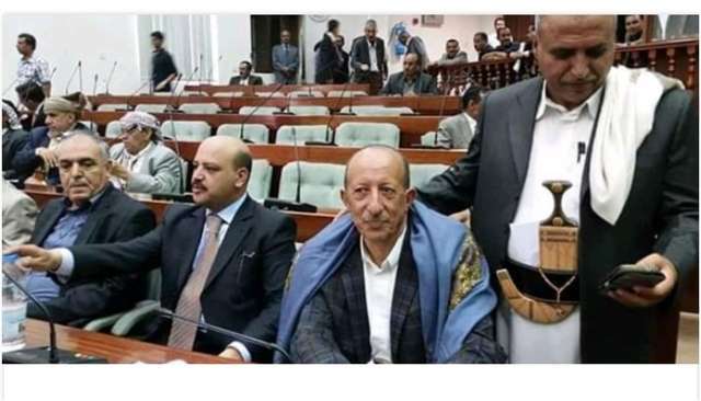 مكافاة نهاية الخدمة .. الحوثي يهين برلماني موالي له ويطرده وأسرته للشارع 