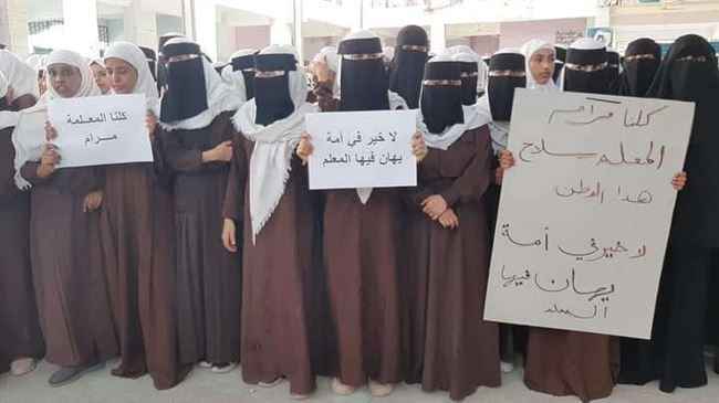 محافظ عدن ينتصر لمعلمة تعرصت للضرب من قبل طالبة وأمها