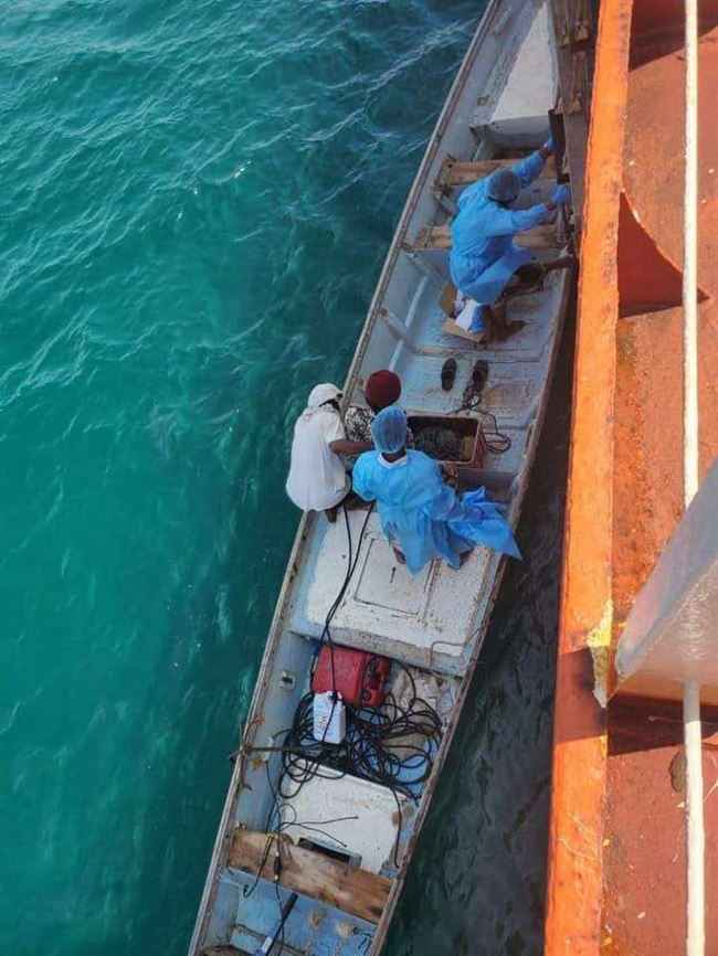 إصابة عددا من العمال من الجنسية الهندية جراء القصف الحوثي على ميناء قنا