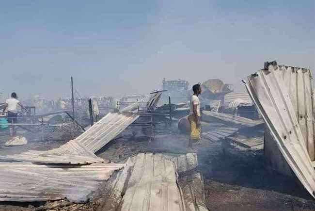 ستبات الأسر في العراء والبرد.. النيران تلتهم خيام نازحين في الحديدة