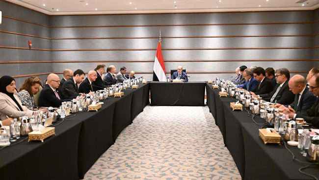 الرئيس العليمي يتحدث عن عجز الحكومة عن دفع المرتبات