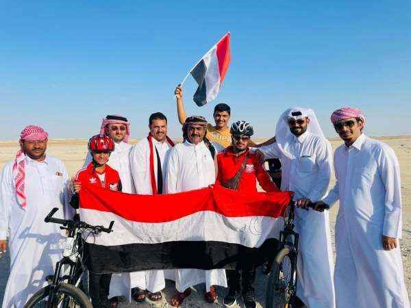بدراجات هوائية.. يمنيان يصلان الدوحة لحضور المونديال