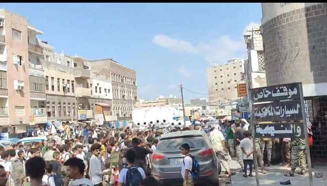 نساء ورجال وأطفال .. التواهي تنتفض في عدن للمطالبة بإعدام مغتصب طفلة