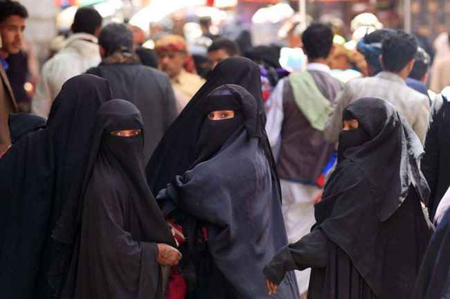 "النساء" يخترن الموت على تلويث سمعة عائلتها.. الابتزاز أصبح ظاهرة تفاقم أزمات اليمنيات