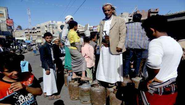 التجارة الرابحة للحوثيين .. الغاز المنزلي يلتهم جيوب اليمنيين