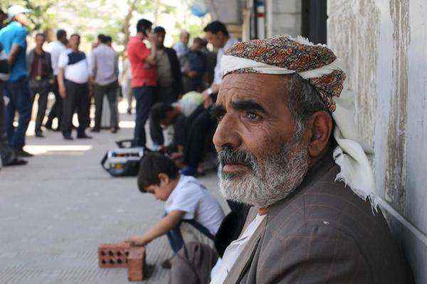 الحوثيون يطلقون النار على شاب أمام والده في ذمار