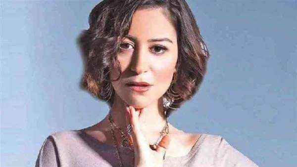 ضبط فنانة مصرية مشهورة بحوزتها مادة مخدرة في مطار القاهرة