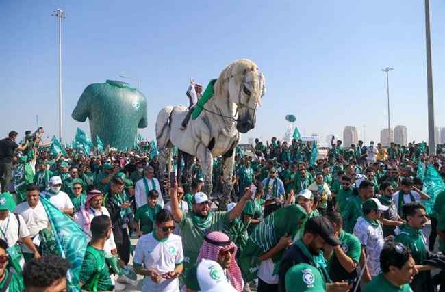تحت شعار "فخرنا الأخضر "..  مسيرة للجمهور السعودي قبل المباراة مع بولندا في كأس العالم بالدوحة