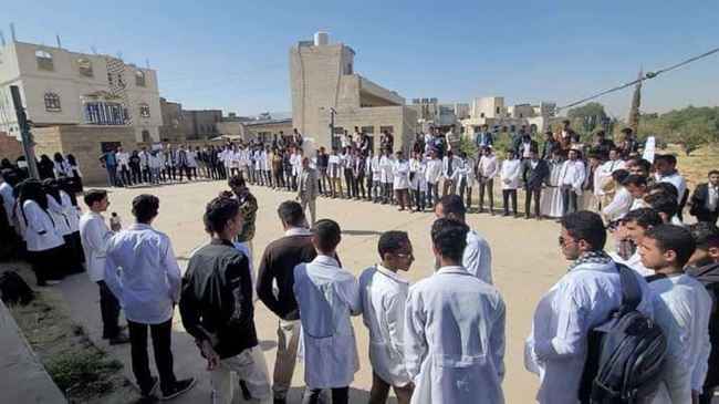 طلاب الطب البشري بجامعة عمران يحتجون ويكشفون المستور