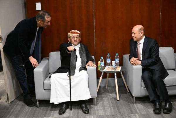يرافقه طارق صالح.. الرئيس العليمي يزور الشيخ صادق الأحمر في الأردن