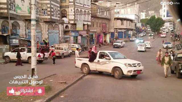 بعد غسل دماغه.. مشرف حوثي يطلق النار على والده