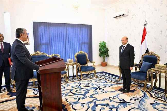 بحاح يؤدي اليمين الدستورية في عدن بعد تعيينه سفيرا لدى مصر