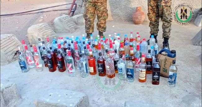 الحزام الأمني يتلف 110 قارورة خمر بلحج