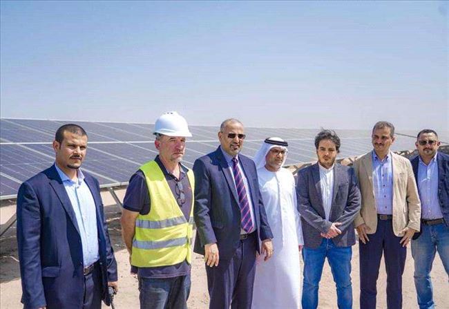 الزبيدي والسفير الإماراتي يزورون محطة الطاقة الشمسية في عدن
