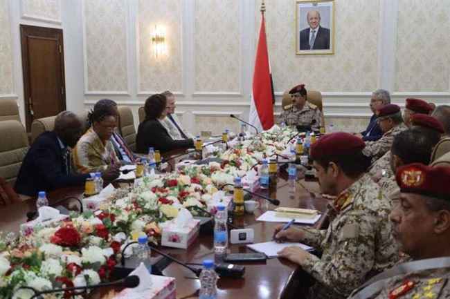 وزير الدفاع يحرج جنرال الأمم المتحدة بالحديدة حول تهريب الأسلحة للحوثي