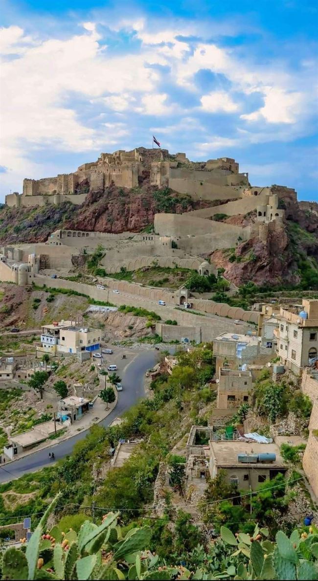 الشرطة تقبض على 5 موظفين خانوا الأمانة بـ300 مليون ريال يمني بتعز