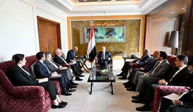 العليمي واعضاء مجلس الرئاسة يستقبلون المبعوث الامريكي الى اليمن