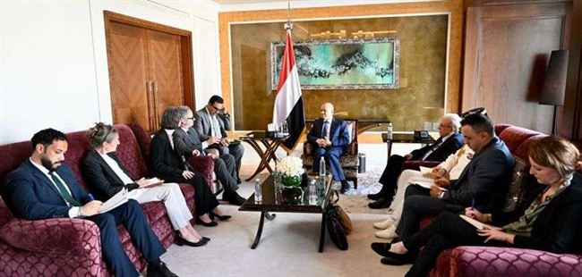 العليمي يلتقي بعثة الإتحاد الأوروبي من أجل مناقشة وقف إطلاق النار باليمن