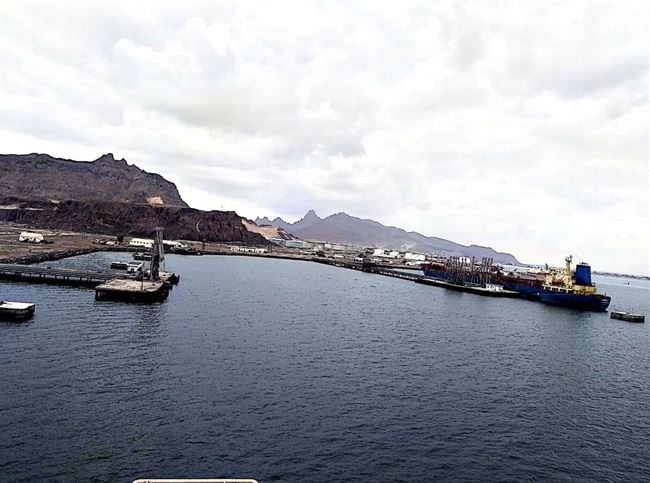 صدمة.. نافذين يحاولون تفريغ شحنة ديزل فاسدة تابعة للأمم المتحدة في عدن