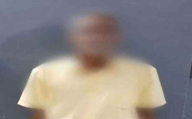 رجل مُسن يعتدي على مخرجه بتلفزيون عدن في الـ70 من عمرها
