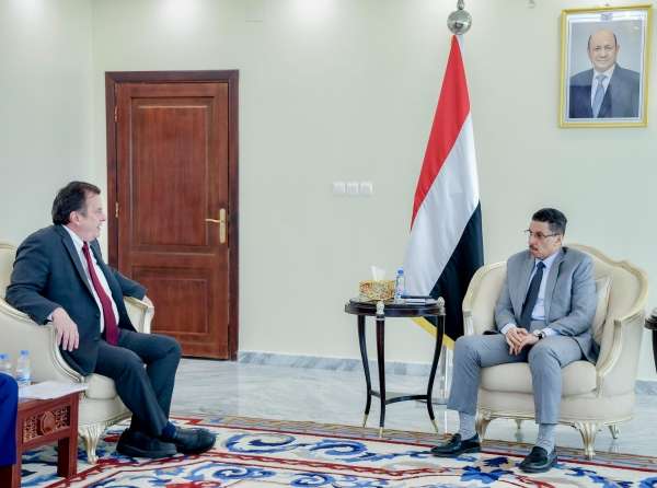 الحكومة تطالب دعم أممي لمواجهة تدفق المهاجرين الأفارقة ومكافحة الألغام