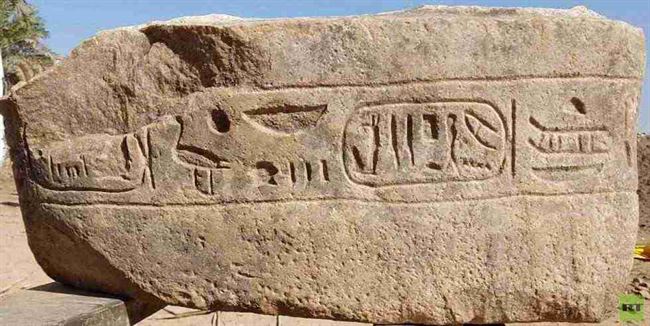 اكتشاف جدار أثري وأجزاء من تماثيل ملكية تعود لعصر الدولة الفرعونية الحديثة